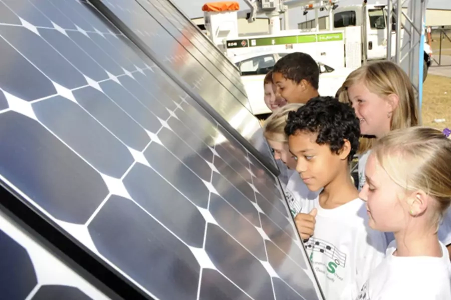Children take a look at photovoltaic solar technology being installed in Arcadia, Florida (Doug Murray/courtesy Reuters).