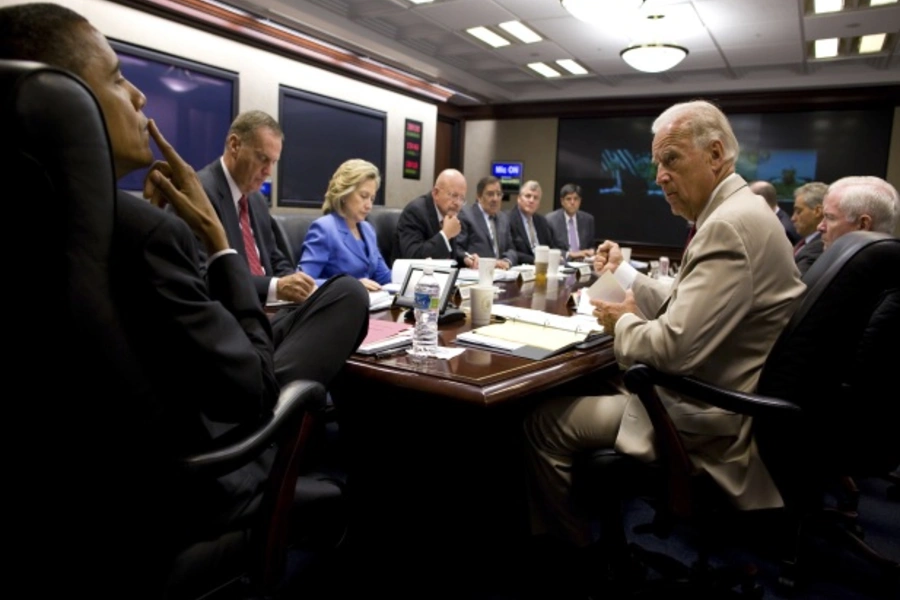 President Barack Obama meets with the national security team on Iraq in the Situation Room of the White House (Courtesy Reuters).