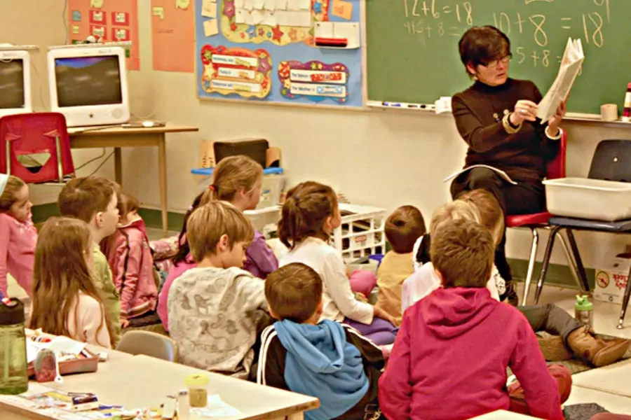 A teacher reads to first grade students (gibsonsgolfer/flickr).