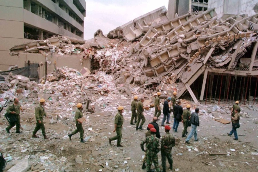 Soldiers arrive at the scene of the bomb blast in Nairobi, Kenya, on August 8, 1998 (George Mulala/Courtesy Reuters).