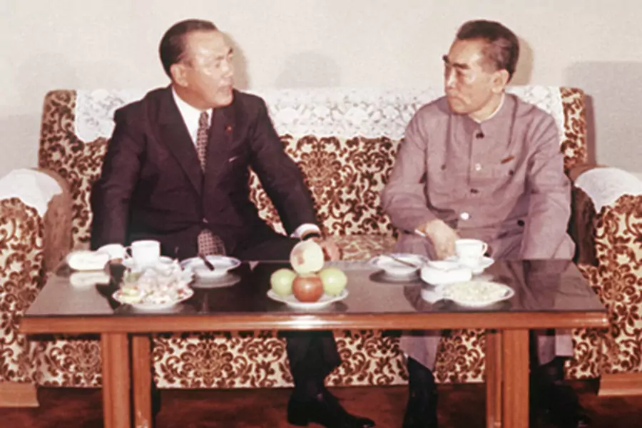 Japanese prime minister Kakuei Tanaka (left) and Chinese premier Zhou Enlai meet in Beijing for the first Sino-Japanese summit on September 25, 1972 (Courtesy Jiji Press).