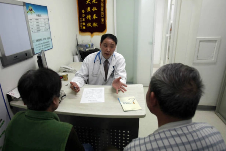 Doctor Lu Ankang talks with patients with respiratory problems caused by smoking at Ruijin Hospital in Shanghai on April 27, 2011 (Carlos Barria/Courtesy Reuters).
