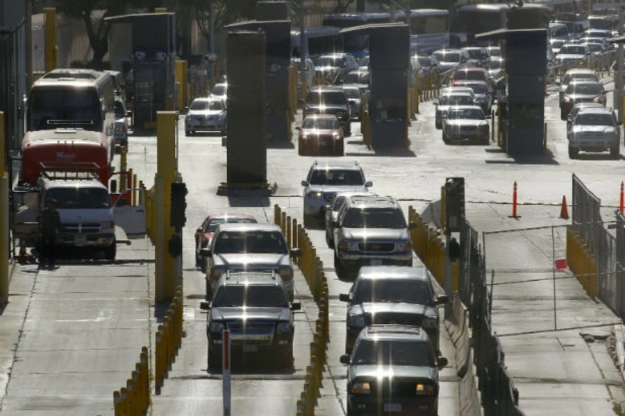 U.S. Customs and Border Patrol officers inspect vehicles entering the United States from Mexico at the San Ysidro boarding crossing in San Ysidro, California, March 1, 2013. (Mike Blake/Courtesy Reuters).