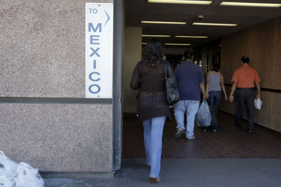 People cross from the US to Mexico at the international border station in Calexico, California, adjacent to the Mexican border town of Mexicali, November 3, 2009 (Lucy Nicholson/Courtesy Reuters).