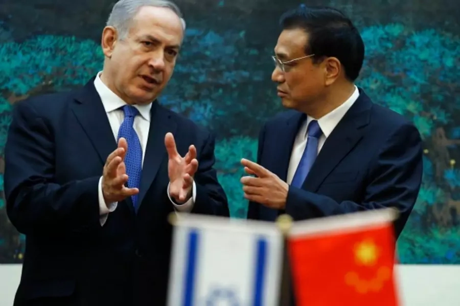 Israel's Prime Minister Benjamin Netanyahu (L) talks to China's Premier Li Keqiang during a signing ceremony at the Great Hall of the People in Beijing on May 8, 2013. (Courtesy Reuters/Kim Kyung-Hoon)