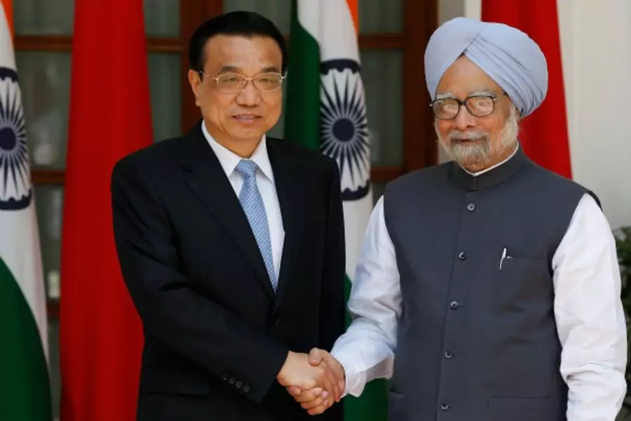 Chinese Premier Li Keqiang (L) shakes hands with India's Prime Minister Manmohan Singh ahead of their meeting at Hyderabad House in New Delhi on May 20, 2013.