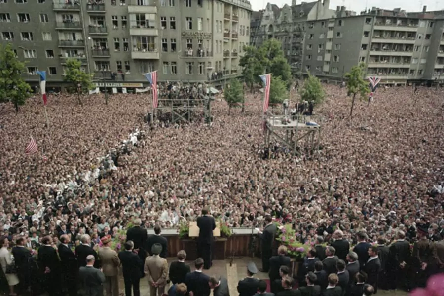 A crowd watches President Kennedy as he delivers his “Ich bin ein Berliner” speech at Rudolph Wilde Platz in West Berlin (Robert Knudsen. White House Photographs. John F. Kennedy Presidential Library and Museum, Boston).