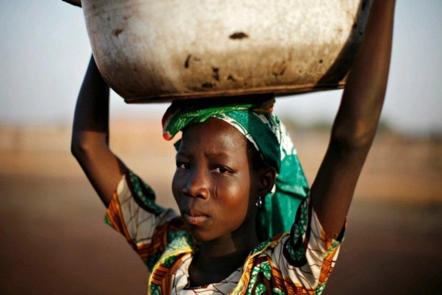 A Ghanian girl carries water in the northern city of Tamale, January 24, 2008 (Finbarr O'Reilly/Courtesy Reuters).
