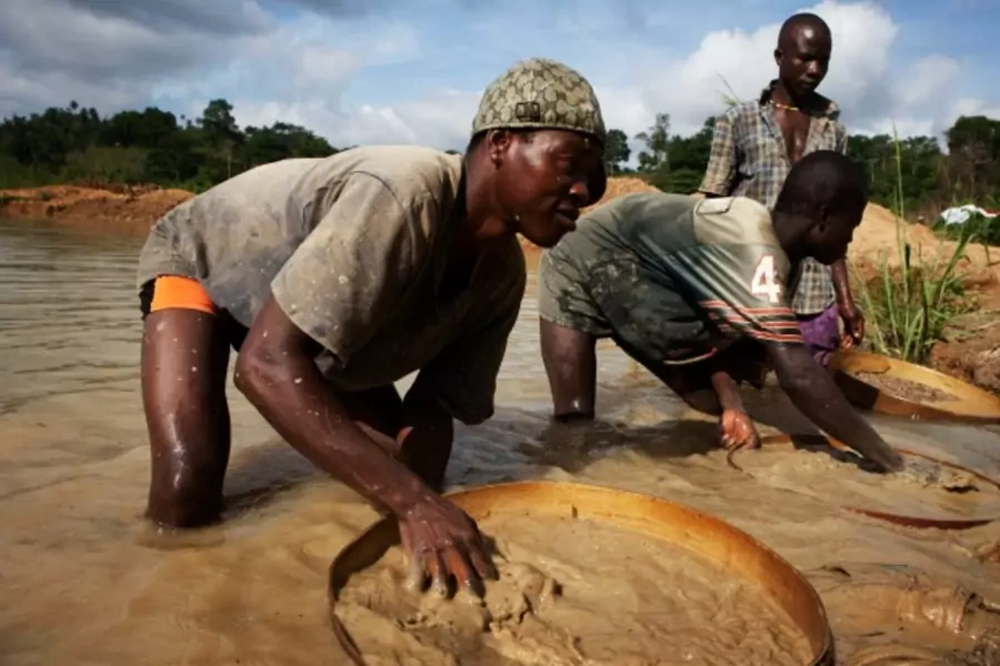 Miners pan for diamonds in eastern Sierra Leone, April 2012 (Courtesy Reuters/Finbarr O'Reilly).