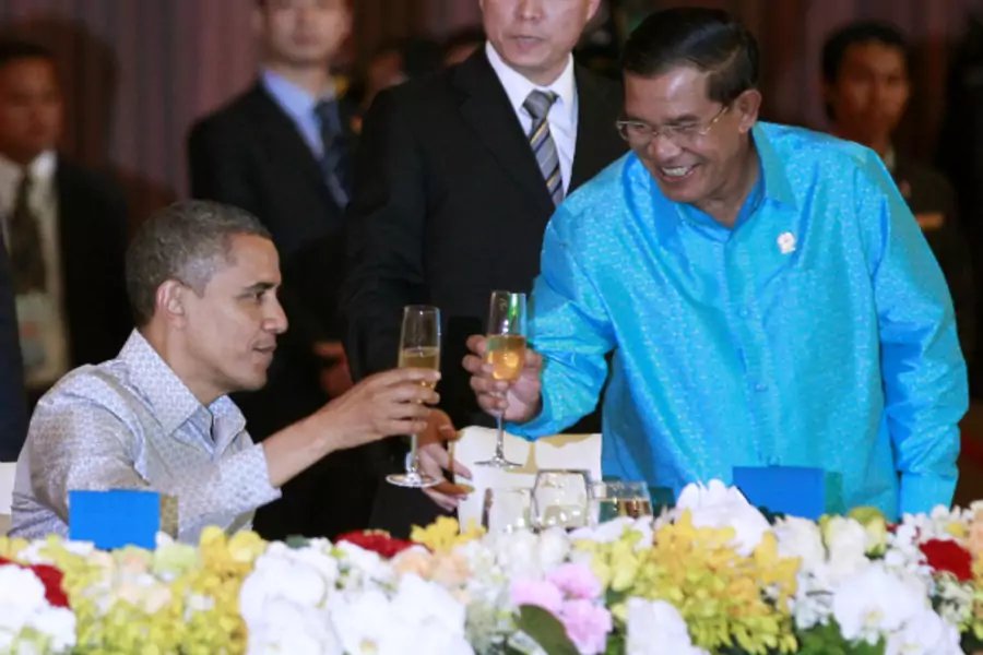 U.S. President Barack Obama toasts with Cambodia's Prime Minister Hun Sen as they participate in an East Asia Summit dinner in Phnom Penh on November 19, 2012. (Jason Reed/Courtesy Reuters)