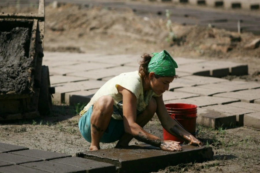 A woman works at a brick factory in La Paz Centro, Nicaragua, March 2010 (Courtesy Reuters/Oswaldo Rivas).