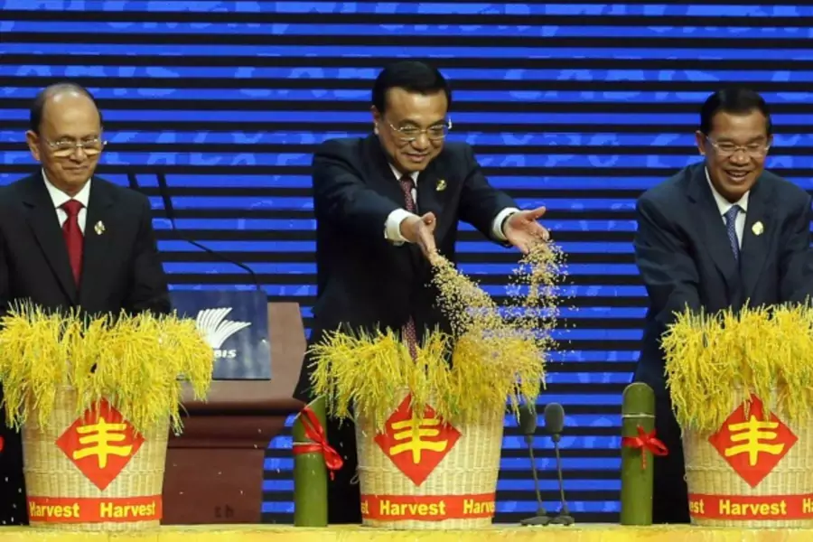 China's Premier Li Keqiang, flanked by President of Myanmar Thein Sein (L) and Cambodia's Prime Minister Hun Sen, sows the "se...f the 10th China-ASEAN Expo in Nanning, Guangxi Zhuang Autonomous region, on September 3, 2013 (China Daily/Courtesy Reuters).
