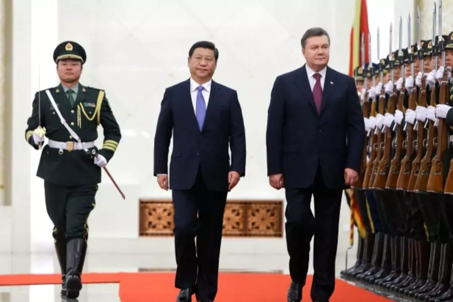 China's President Xi Jinping ( C) and his Ukrainian counterpart Viktor Yanukovich inspect honour guards during a welcome ceremony at the Great Hall of the People in Beijing on December 5, 2013. (Jason Lee/Courtesy Reuters)