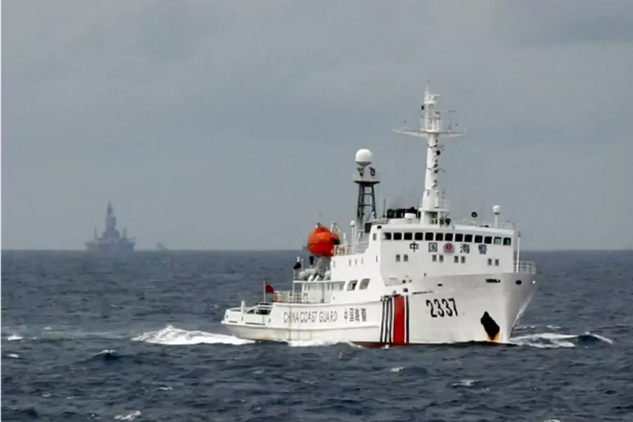 A Chinese Coast Guard vessel (R) passes near the Chinese oil rig, Haiyang Shi You 981 (L), in the South China Sea, about 210 km (130 miles) from the coast of Vietnam on June 13, 2014 (Courtesy: Reuters).
