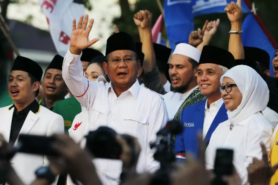 Indonesian presidential candidate Prabowo Subianto (C) waves to his supporters during a signing ceremony of an agreement of his coalition parties in Jakarta on July 14, 2014 (Beawiharta Beawiharta/Courtesy: Reuters).