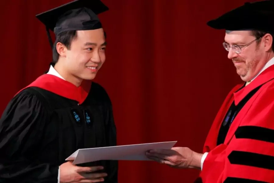 Bo Guagua, son of fallen Chinese politician Bo Xilai, receives his masters degree in public policy from Senior Lecturer John D...er of his homeland's biggest leadership crisis in two decades. REUTERS/Brian Snyder (UNITED STATES - Tags: EDUCATION POLITICS)