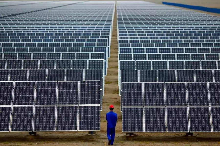 A worker inspects solar panels at a solar Dunhuang, 950km (590 miles) northwest of Lanzhou, Gansu Province September 16, 2013....e Change, which will meet in Stockholm from September 23-26. REUTERS/Carlos Barria (CHINA - Tags: ENERGY BUSINESS ENVIRONMENT)