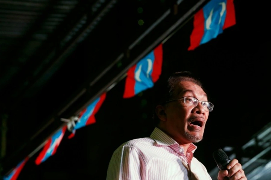 Malaysia's opposition leader Anwar Ibrahim speaks at a rally on the eve of the verdict in his final appeal against a conviction for sodomy in Kuala Lumpur, February 9, 2015. REUTERS/Olivia Harris (MALAYSIA - Tags: POLITICS CRIME LAW)