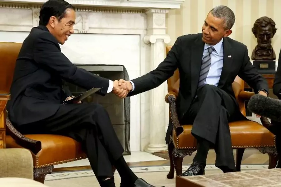 U.S. President Barack Obama (R) and Indonesia's President Joko Widodo (L) shake hands after their meeting in the Oval Office at the White House in Washington, October 26, 2015. (Reuters/Jonathan Ernst).