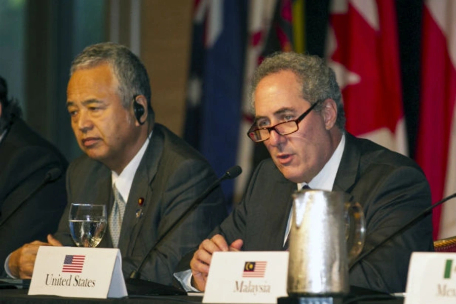 Japanese Economy Minister Akira Amari and U.S. Trade Representative Michael Froman participate in a press conference in Lahaina, Maui, Hawaii July 31, 2015. (REUTERS/Marco Garcia)