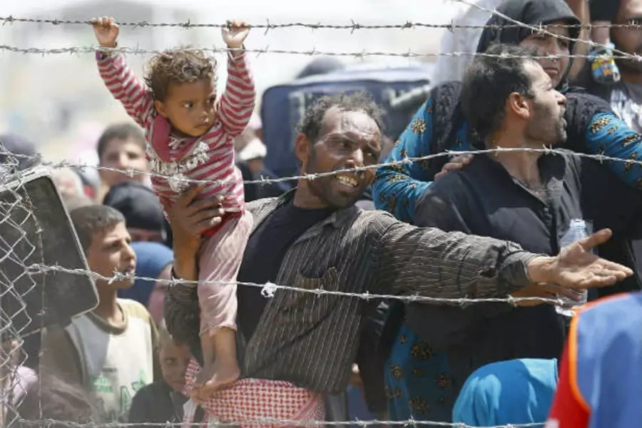 Syrian refugees wait to cross into Turkey, June 15, 2015. (Umit Bektas/Courtesy Reuters)