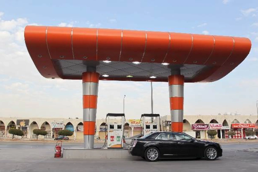 A driver waits to fill his car with fuel at a petrol station in Riyadh, Saudi Arabia, December 22, 2015 (Reuters/Faisal Al Nasser).