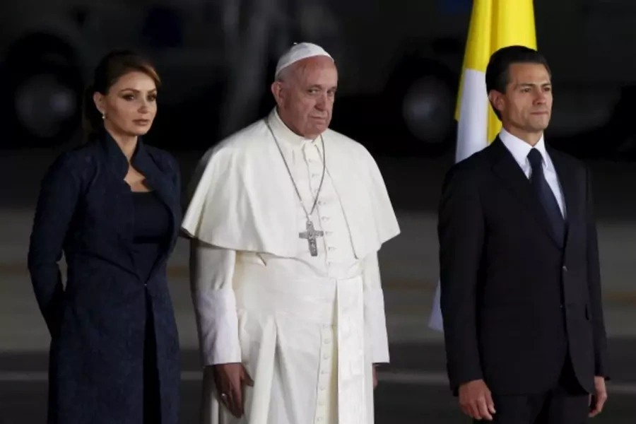 Pope Francis (C), Mexico's President Enrique Pena Nieto (R) and his wife, Mexico's first lady Angelica Rivera stand together during a farewell ceremony in Ciudad Juarez, Mexico, February 17, 2016 (Reuters/Jose Luis Gonzalez).