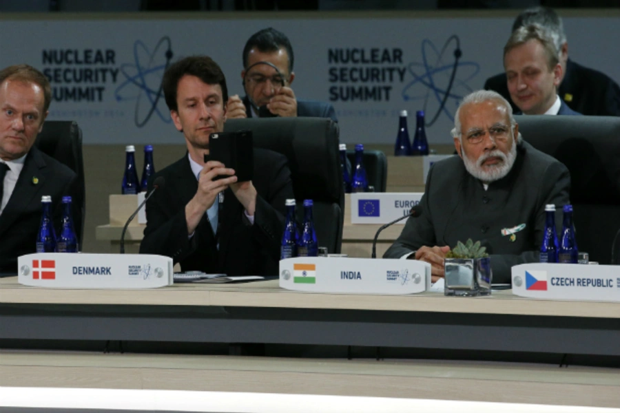 A member of Denmark's delegation (C) takes a picture with his phone while seated next to India's Prime Minister Narenda Modi (...t the start of the second plenary session of the Nuclear Security Summit in Washington April 1, 2016 (Jonathan Ernst/Reuters).