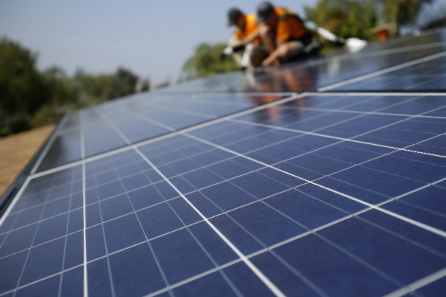 Vivint Solar technicians install solar panels on the roof of a house in California (Reuters/Mario Anzuoni).