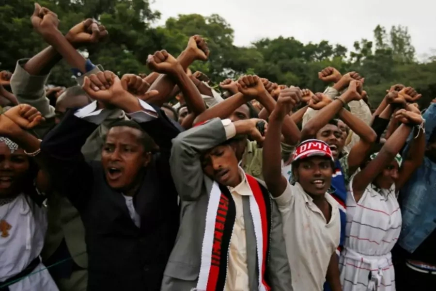 Demonstrators chant slogans while flashing the Oromo protest gesture during Irreecha, the thanksgiving festival of the Oromo people, in Bishoftu town, Oromia region, Ethiopia, October 2, 2016 (Reuters/Tiksa Negeri).