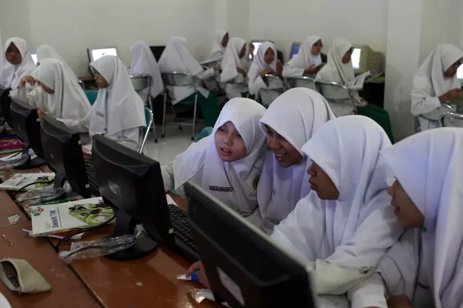 Students learn work on computers in a class during the holy month of Ramadan at the Al-Mukmin Islamic boarding school in Solo, Indonesia Central Java province, August 2, 2011.