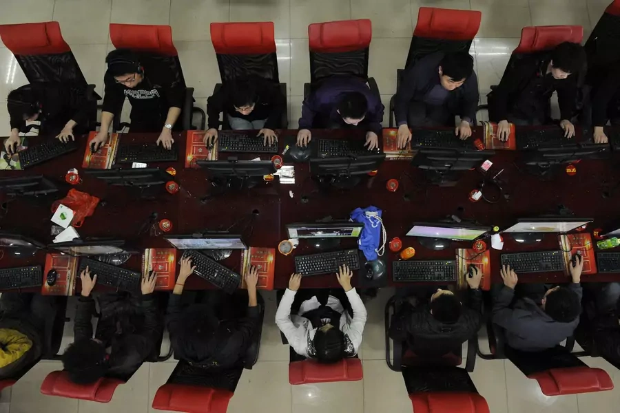 People use the computer at an Internet cafe in Taiyuan, Shanxi province March 31, 2010.