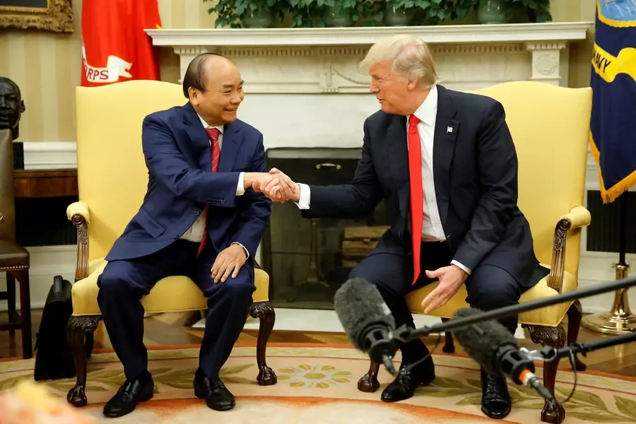 U.S. President Donald Trump (R) welcomes Vietnam's Prime Minister Nguyen Xuan Phuc at the White House in Washington, United States on May 31, 2017. 
