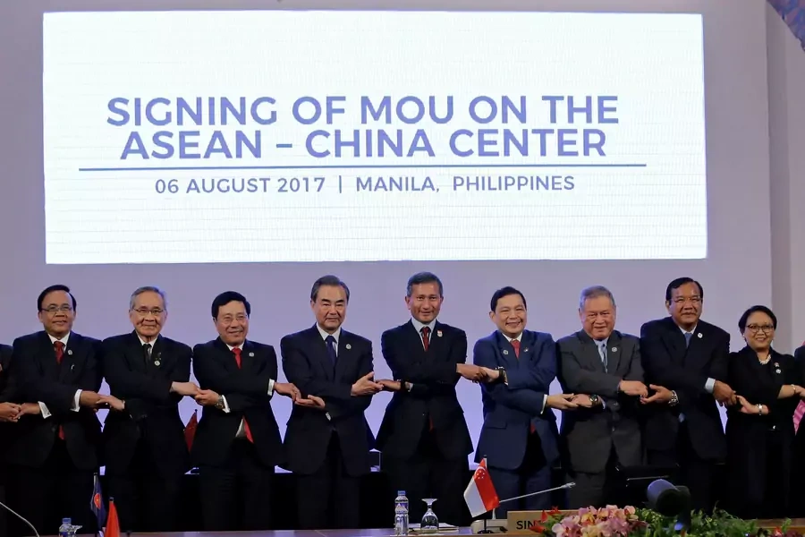 Chinese Foreign Minister Wang Yi links arms with ASEAN Foreign Ministers during the 50th ASEAN Foreign Ministers' Meeting and its dialogue partners in Manila, Philippines on August 6, 2017. 