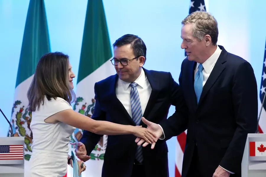 Canadian Foreign Minister Chrystia Freeland shakes hands with U.S. Trade Representative Robert Lighthizer as Mexico's Economy Minister Ildefonso Guajardo looks on after addressing the media to close the second round of NAFTA talks. September 5, 2017. 