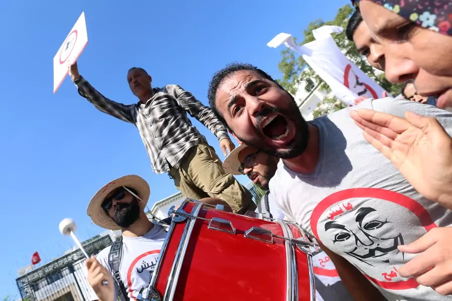 People demonstrate against a bill that would protect from prosecution those accused of corruption in front of Assembly of the Representatives of the People in Tunis, Tunisia September 13, 2017 (REUTERS/Zoubeir Souissi).