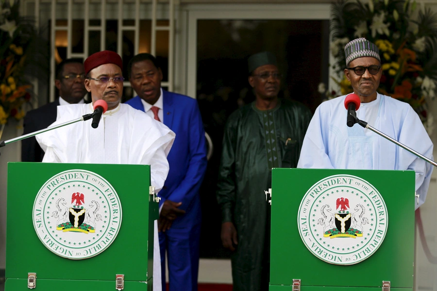 Niger's President Mahamadou Issoufou (L) and Nigeria's President Muhammadu Buhari at a news conference after the presentation of the communique of the Summit of Heads of State and Government of The Lake Chad Basin Commission (LCBC) in Abuja, Nigeria.