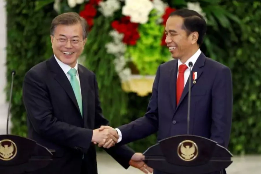 South Korean President Moon Jae-in (L) and Indonesian President Joko Widodo shake hands at the end of their joint statement to the media at the presidential palace in Bogor, south of Jakarta, Indonesia November 9, 2017. 