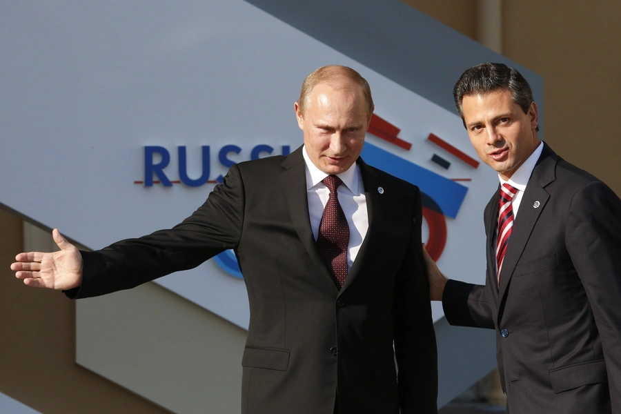 Russia's President Vladimir Putin (L) welcomes Mexico's President Enrique Pena Nieto before the first working session of the G20 Summit in Constantine Palace in Strelna near St. Petersburg, September 5, 2013. 