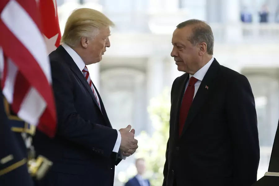 Trump talks with Turkey's President Recep Tayyip Erdogan as he arrives at the entrance to the West Wing of the White House, May 16, 2017 (REUTERS/Joshua Roberts)
