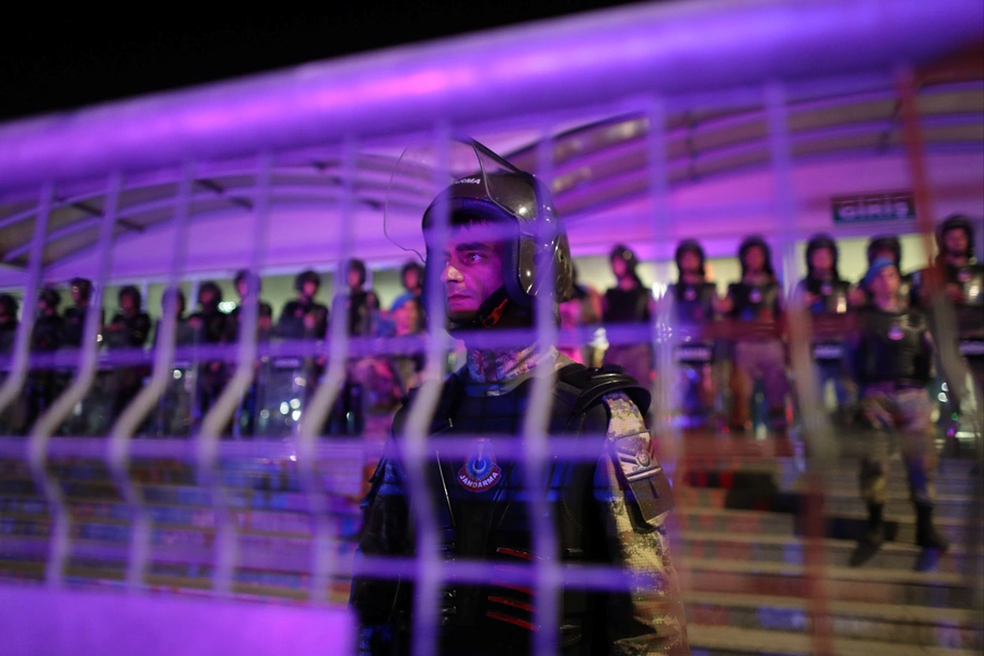 Turkish soldiers stand guard outside the Silivri Prison and Courthouse complex during the trial of 17 writers, executives and lawyers of the secularist Cumhuriyet newspaper in Silivri near Istanbul, Turkey, September 11, 2017 (REUTERS/Osman Orsal)