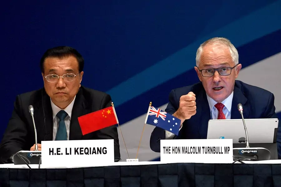 Australia's Prime Minister Malcolm Turnbull talks as he sits next to Chinese Premier Li Keqiang as they attend the Sixth Australia-China CEO Roundtable Meeting in Sydney, Australia, on March 24, 2017. 