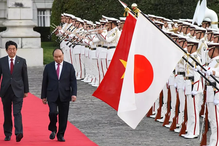 Vietnamese Prime Minister Nguyen Xuan Phuc (R) and his Japanese counterpart Shinzo Abe (L) review an honour guard during a welcoming ceremony in the state guesthouse in Tokyo, Japan on June 6, 2017.