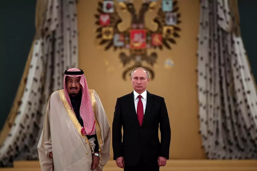 Russian President Vladimir Putin (R) and Saudi Arabia's King Salman attend a welcoming ceremony ahead of their talks in the Kremlin in Moscow