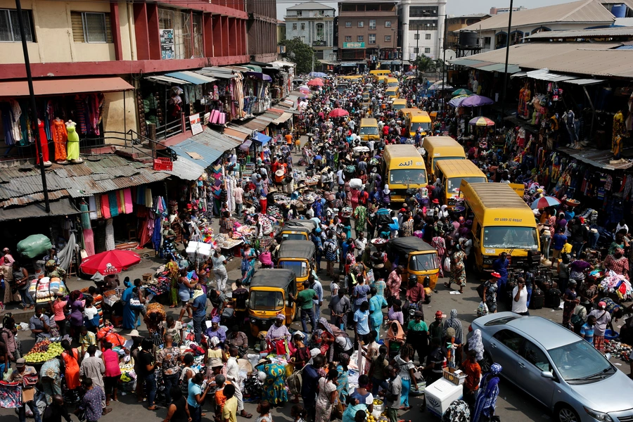 People crowd a street at the central business district in Nigeria's commercial capital Lagos ahead of Christmas December 23, 2016. 