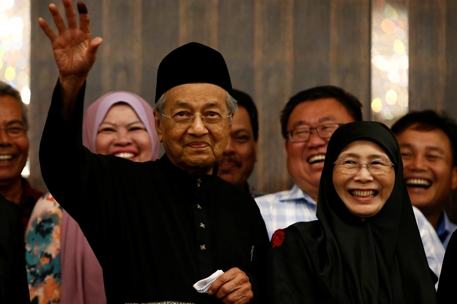 Malaysia’s Prime Minister Mahathir Mohamad gestures beside Wan Azizah, the wife of a jailed opposition figure Anwar Ibrahim, during a news conference in Kuala Lumpur, Malaysia on May 10, 2018.