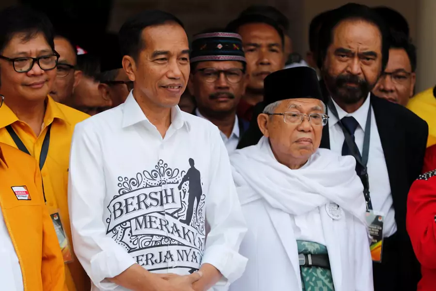 Indonesian President Joko Widodo (L) and his running mate for the 2019 presidential elections Islamic cleric Ma'ruf Amin (R) meet supporters in Jakarta, Indonesia on August 10, 2018. 