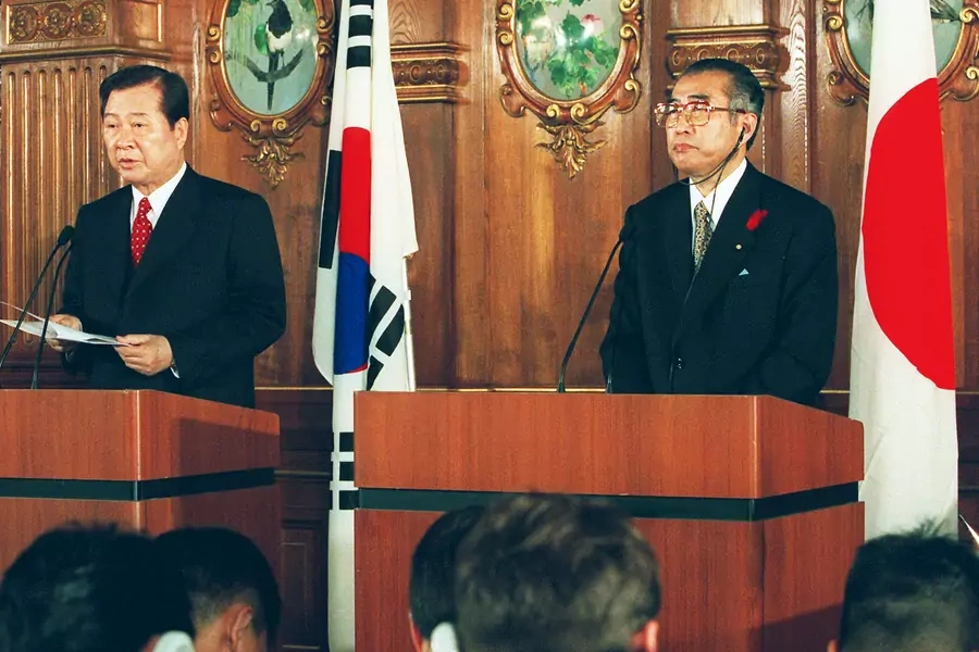 South Korean President Kim Dae-jung speaks at a joint news conference with Japan's Prime Minister Keizo Obuchi in Tokyo on October 8, 1998. 