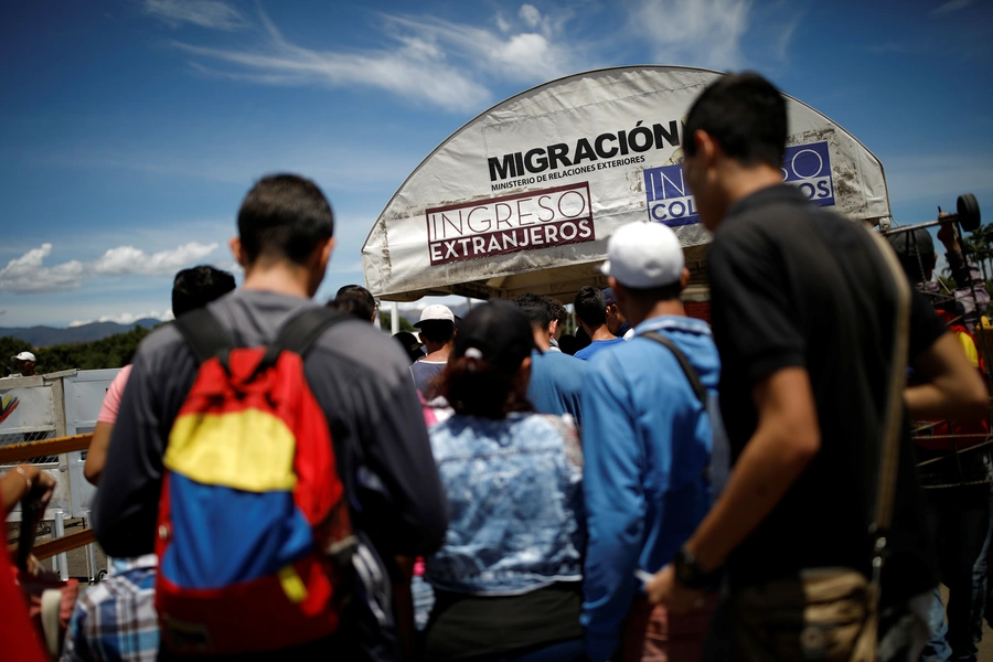 People trying to enter Colombia from Venezuela queue at the Simon Bolivar International Bridge on August 24, 2018. 