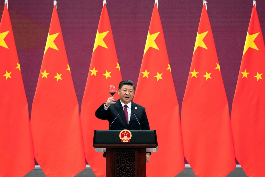 Chinese President Xi Jinping raises his glass and proposes a toast at the end of his speech during the welcome banquet, after the welcome ceremony of leaders attending the Belt and Road Forum at the Great Hall of the People in Beijing, April 26, 2019. 